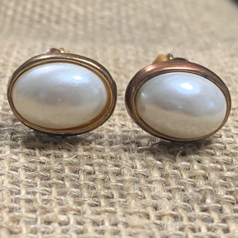 Vintage copper Tone Oval Faux Pearl Clip On Earrings Classic‎ Cabochon Style
